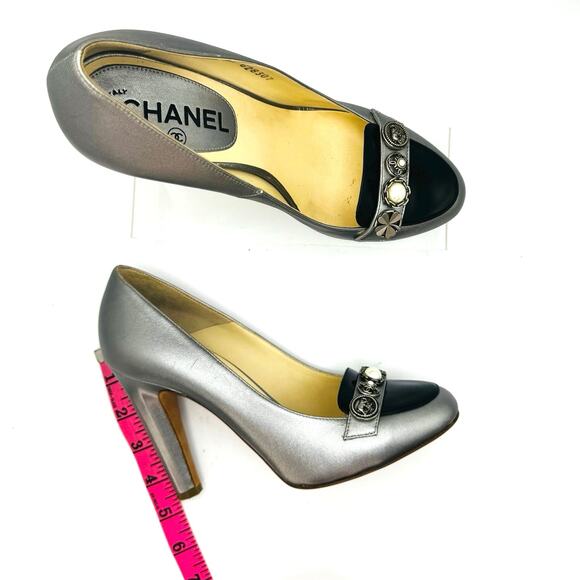 Chanel Metallic Silver/Black Pearl & Crest Embellished Cap-Toe Heels size 39 - Picture 6 of 10